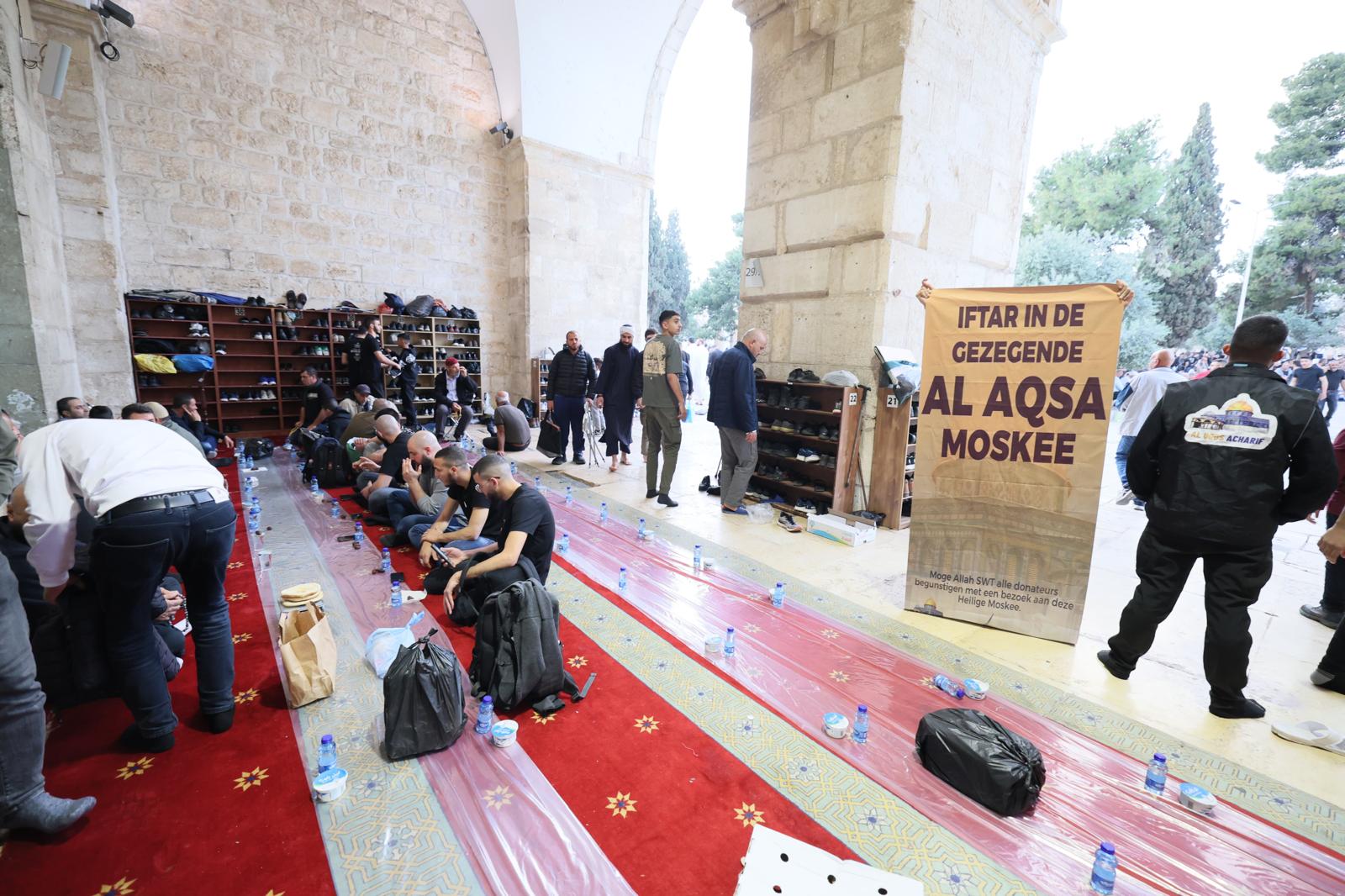 Gezegende Iftar in de Heilige Al-Aqsa Moskee dankzij jullie steun!