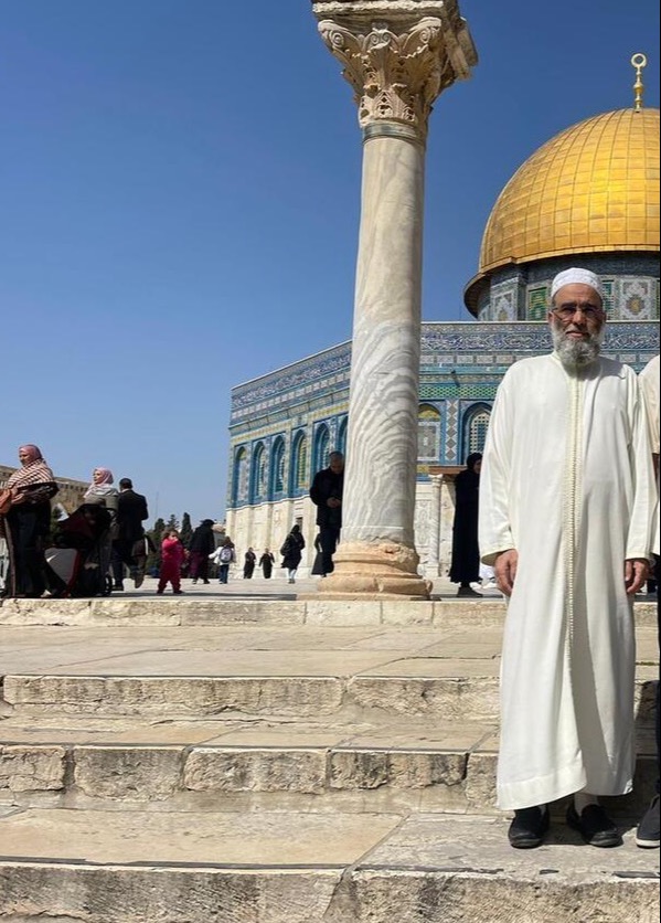 Een delegatie van Stichting Al Qods Acharif België voert een groep liefdadigheidswerken uit in Jeruzalem