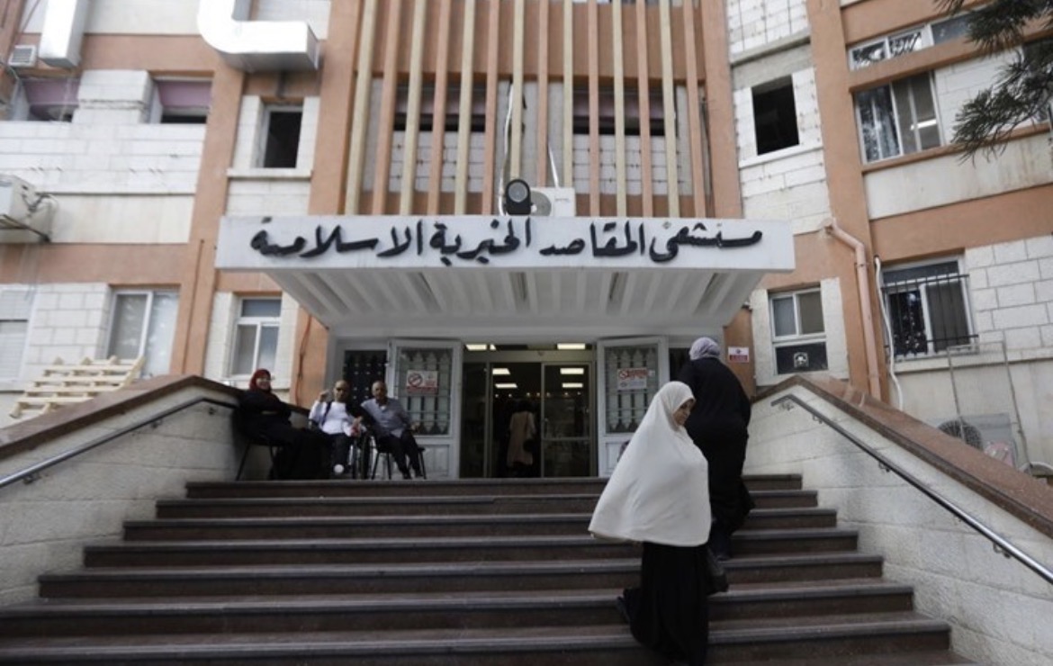 Medische steun aan een patiënt in Al Qods, Palestina